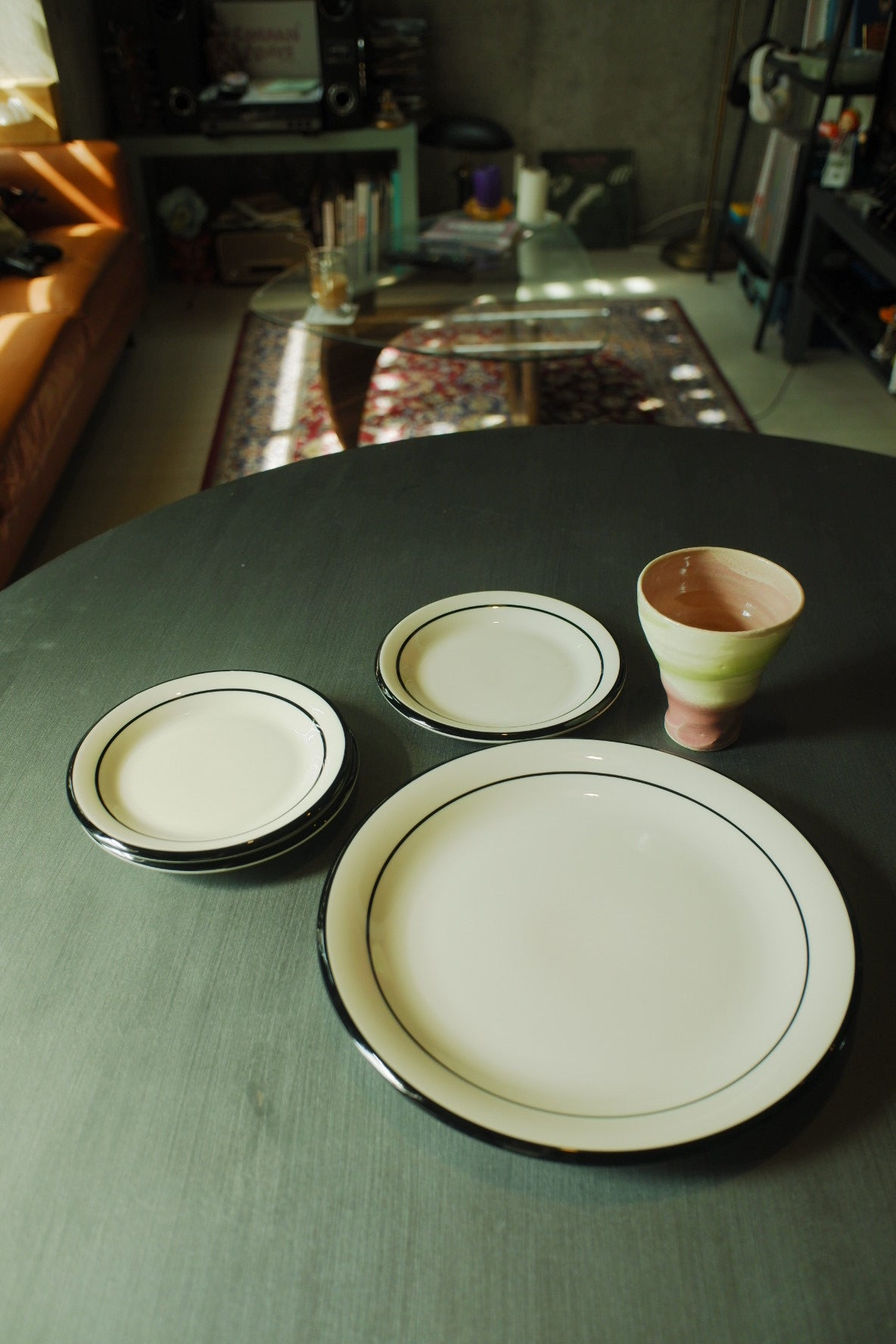 Simple white × black plate