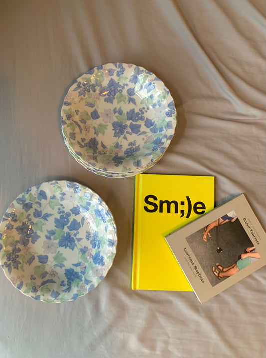 Cute plates with little flowers