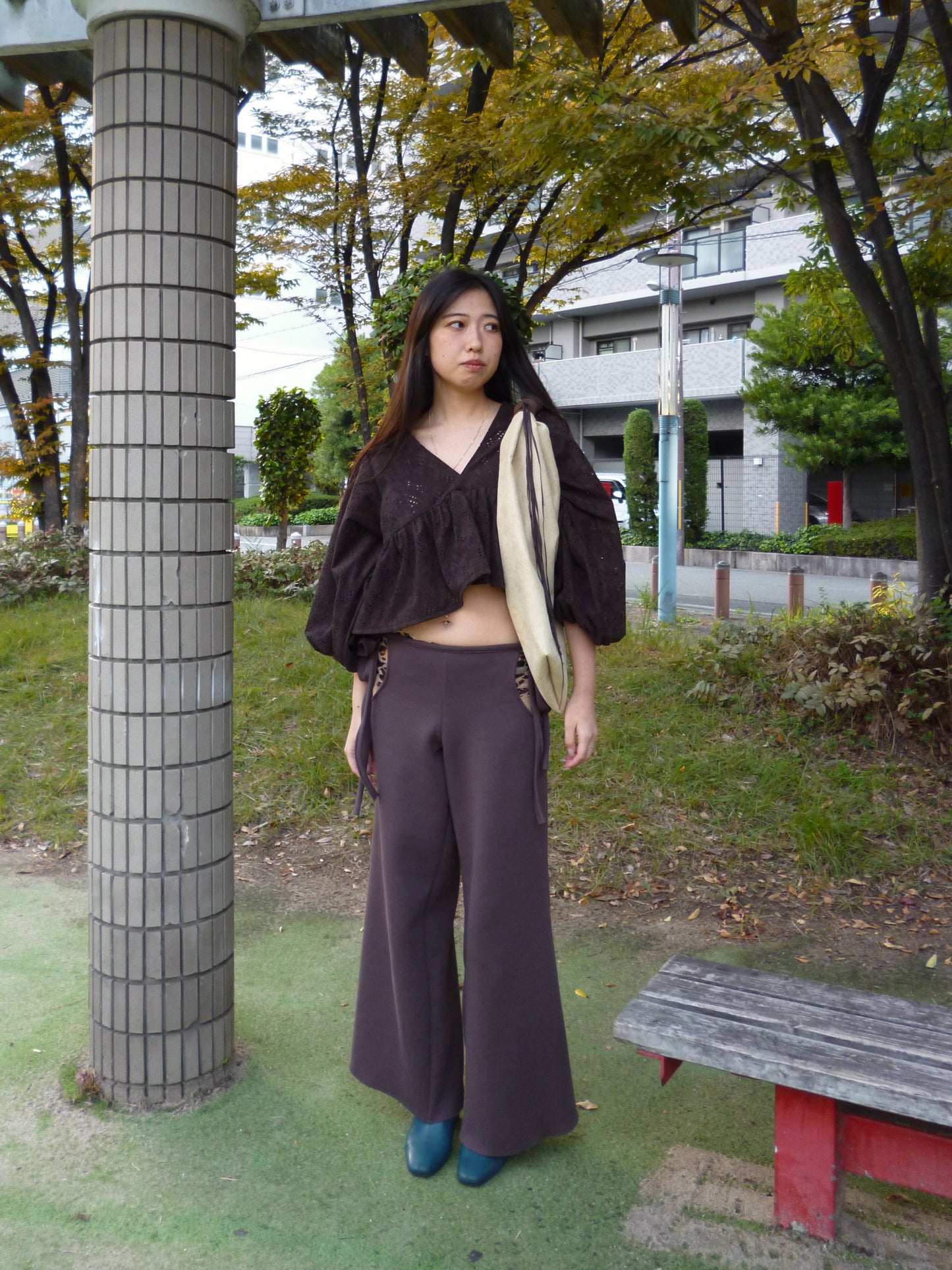 Side open trousers : Brown