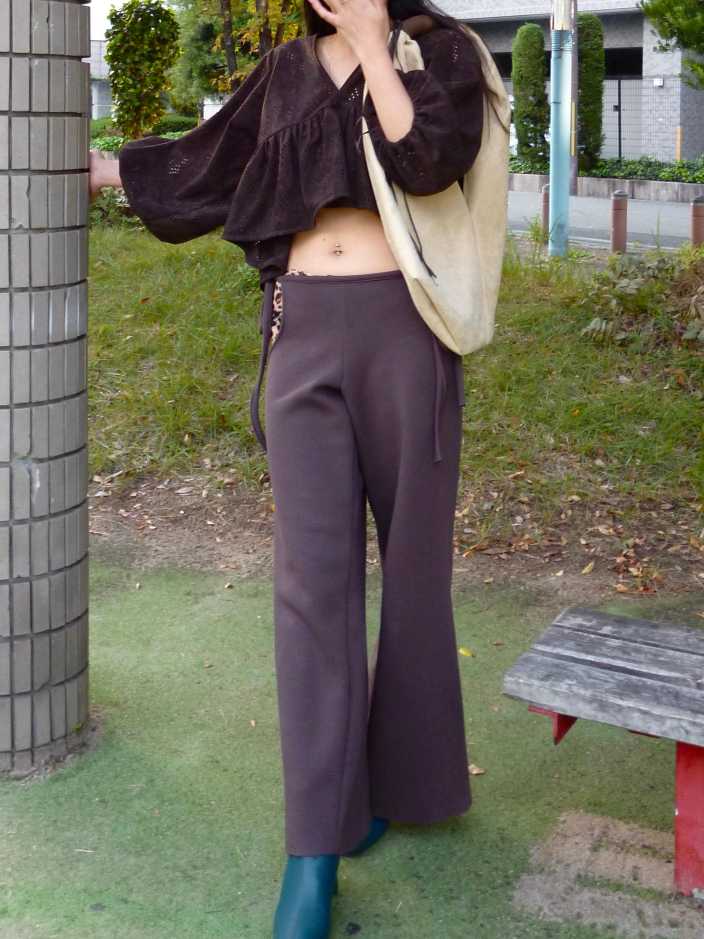 Side open trousers : Brown