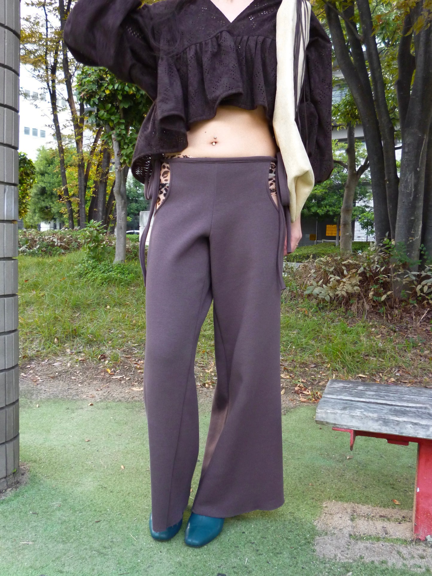 Side open trousers : Brown