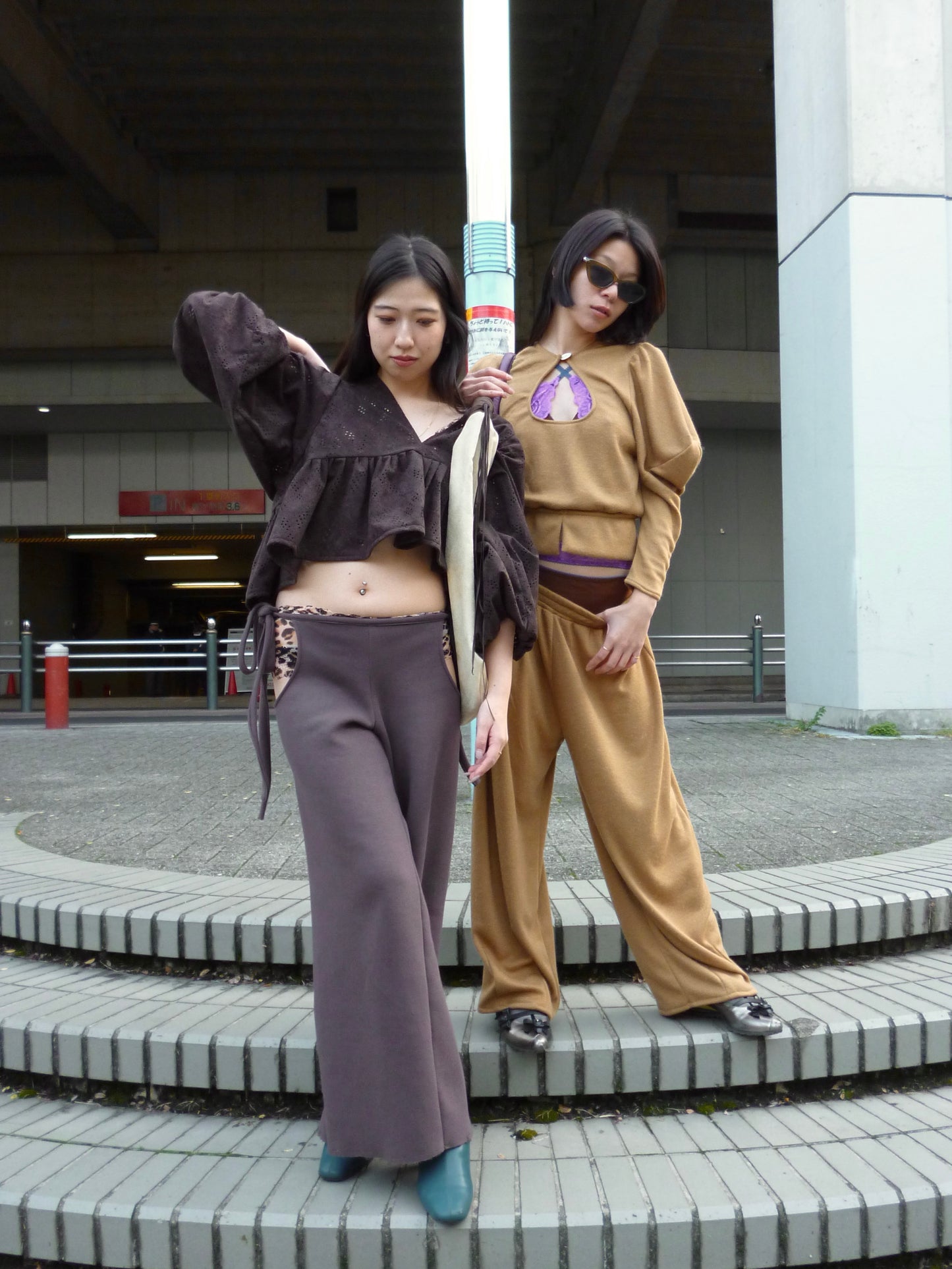 Side open trousers : Brown