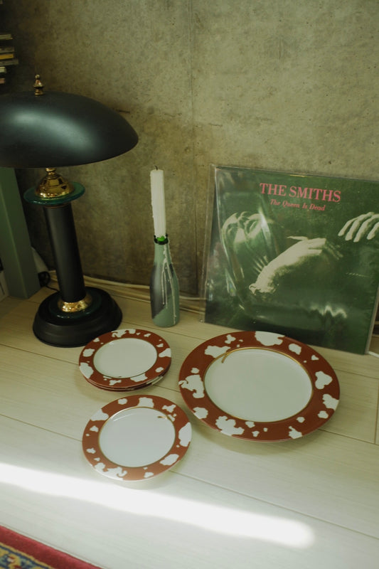 Cow-patterned plates