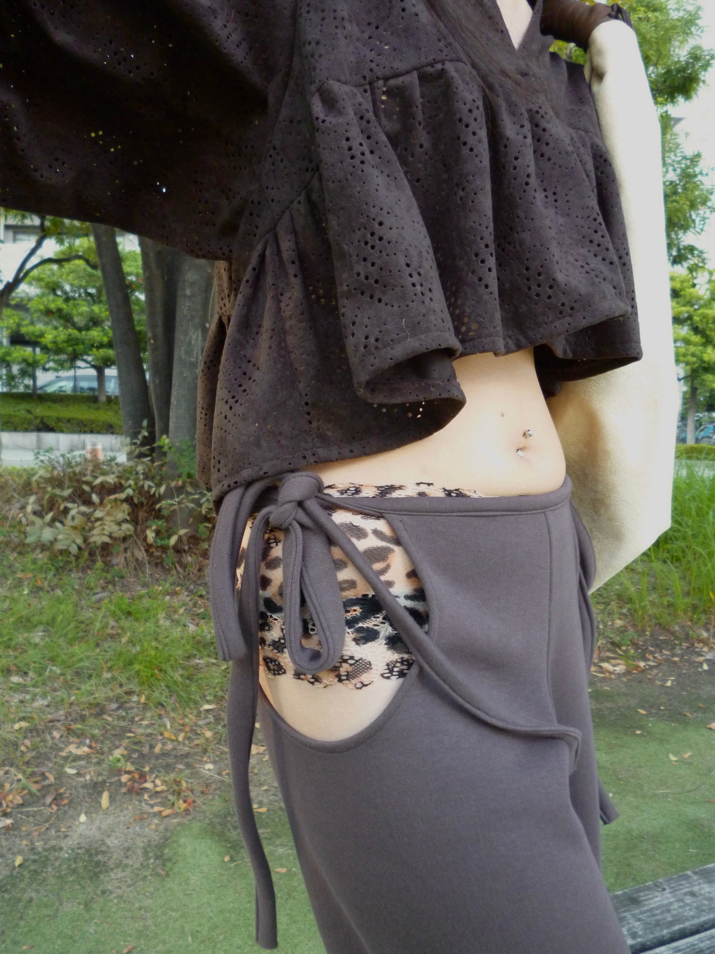 Side open trousers : Brown